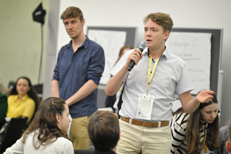 Blick Richtung Veranstaltungsteilnehmer:innen