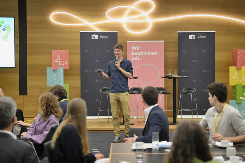 Blick Richtung Veranstaltungsteilnehmer:innen