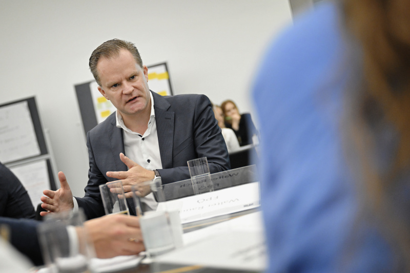 Nationalratsabgeordneter Walter Rauch (FPÖ) mit Veranstaltungsteilnehmer:innen