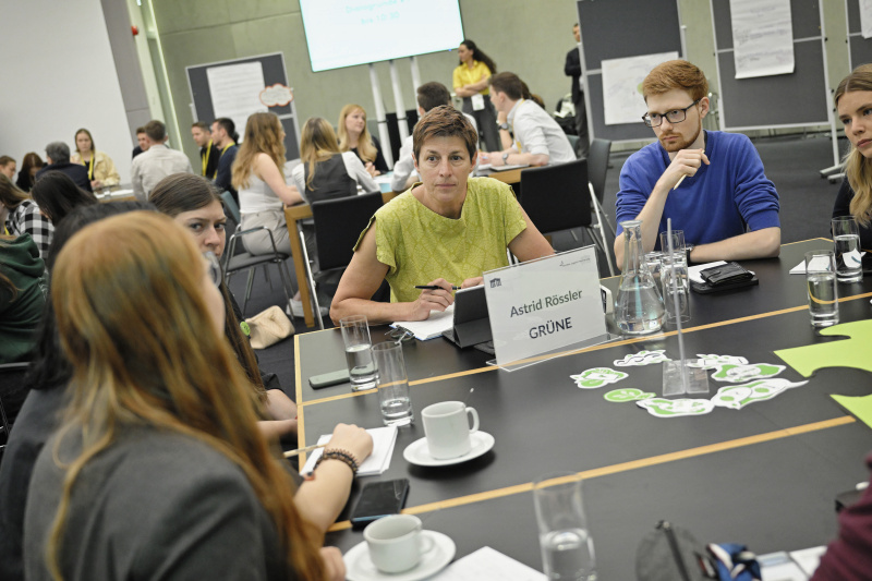 Nationalratsabgeordnete Astrid Rössler (GRÜNE) mit Veranstaltungsteilnehmer:innen