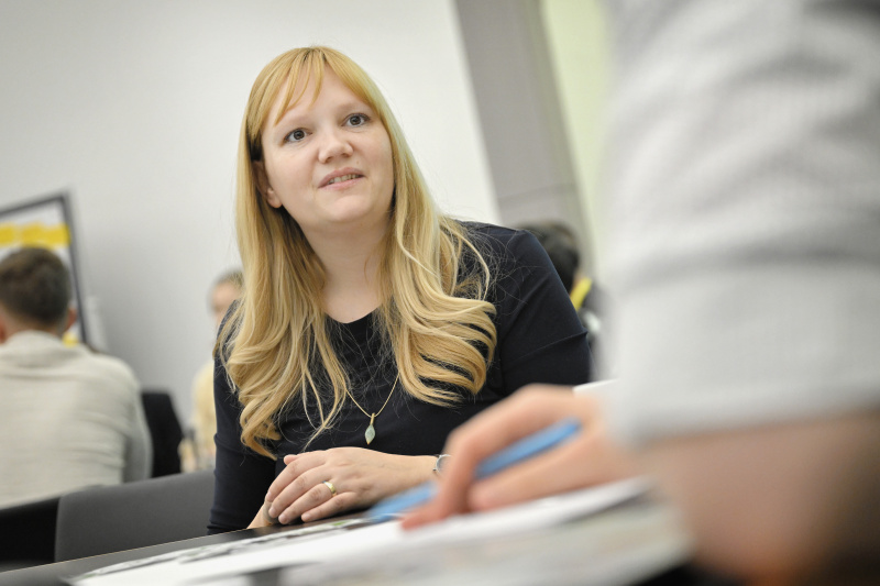 Nationalratsabgeordnete Elisabeth Feichtinger (SPÖ) mit Veranstaltungsteilnehmer:innen