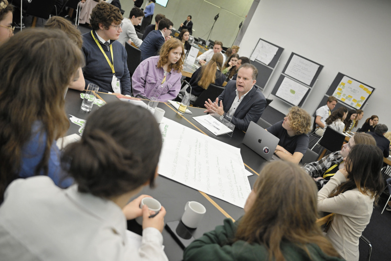 Nationalratsabgeordneter Walter Rauch (FPÖ) mit Veranstaltungsteilnehmer:innen