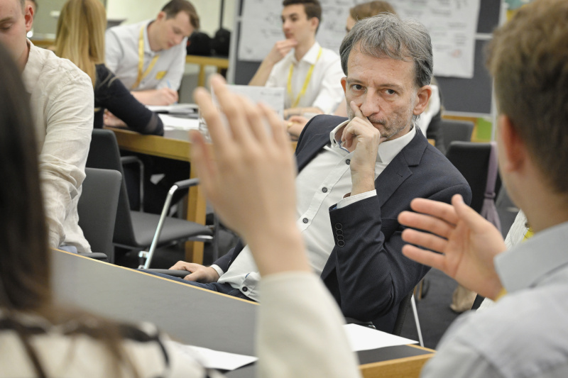 Nationalratsabgeordneter Hermann Weratschnig (GRÜNE) mit Veranstaltungsteilnehmer:innen