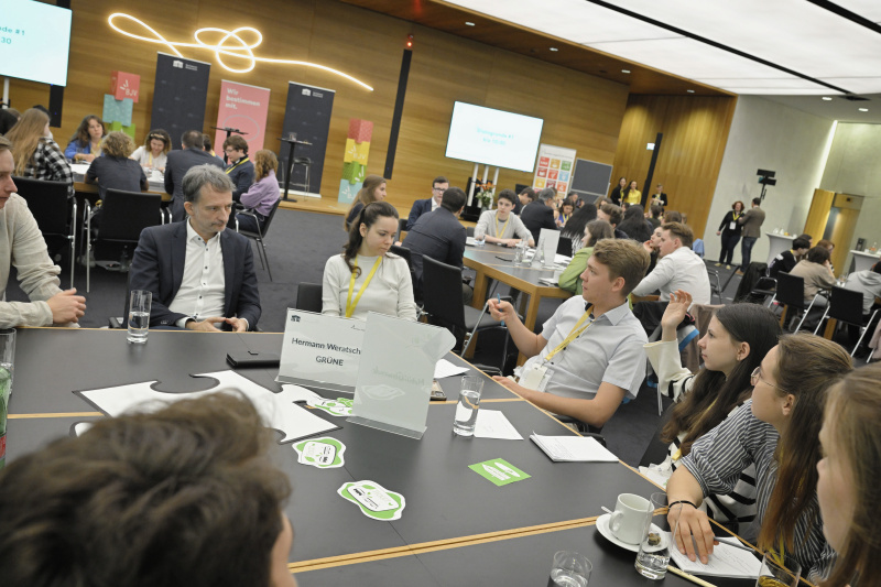 Blick Richtung Veranstaltungsteilnehmer:innen