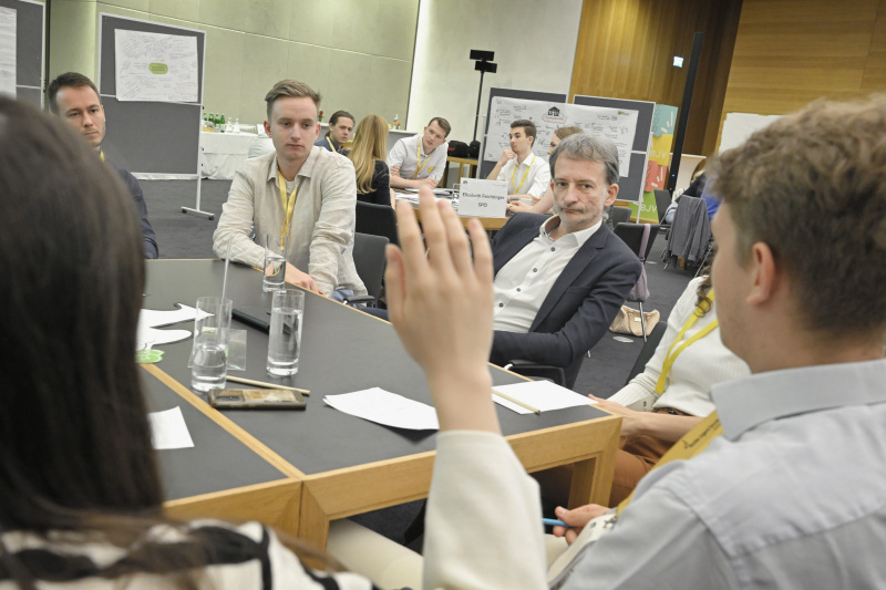 Nationalratsabgeordneter Hermann Weratschnig (GRÜNE) mit Veranstaltungsteilnehmer:innen