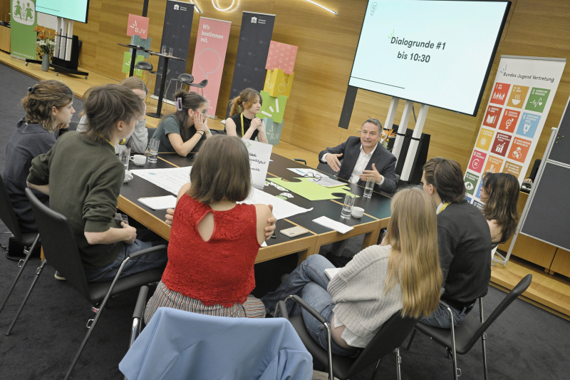 Nationalratsabgeordneter Norbert Sieber (ÖVP) mit Veranstaltungsteilnehmer:innen