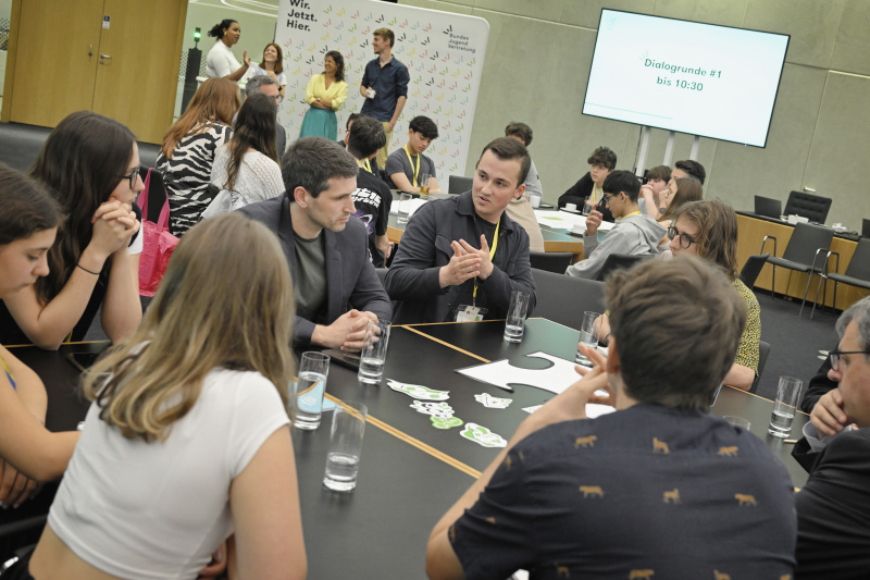 Blick Richtung Veranstaltungsteilnehmer:innen