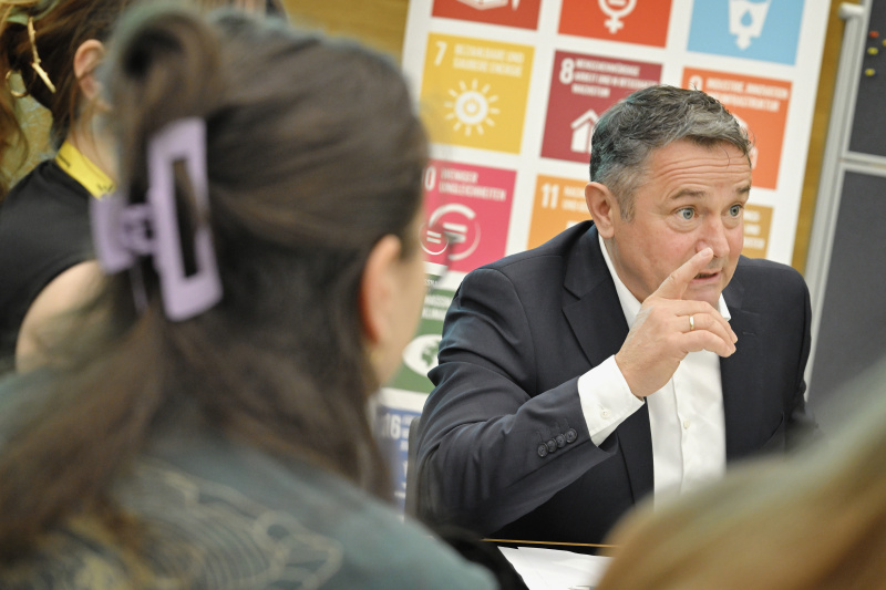 Nationalratsabgeordneter Norbert Sieber (ÖVP) mit Veranstaltungsteilnehmer:innen