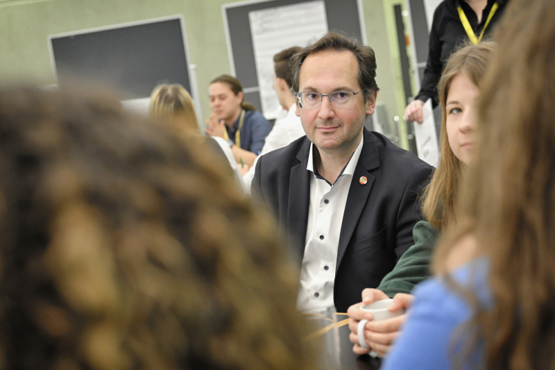 Nationalratsabgeordneter Andreas Minnich (ÖVP) mit Veranstaltungsteilnehmer:innen