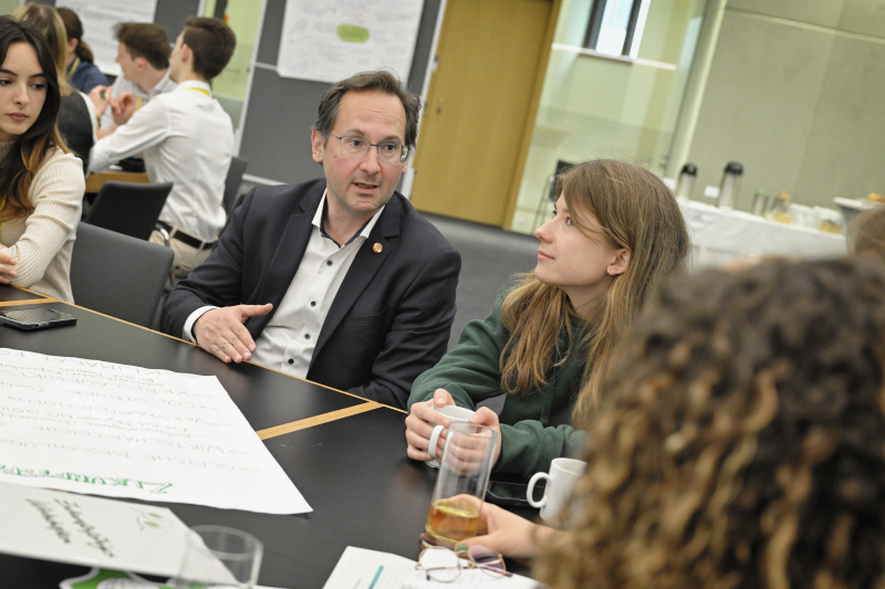 Nationalratsabgeordneter Andreas Minnich (ÖVP) mit Veranstaltungsteilnehmer:innen