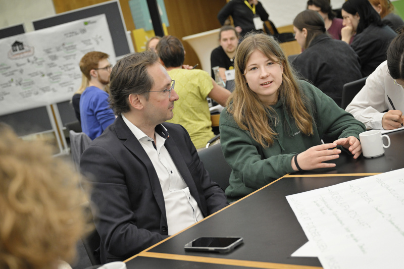 Nationalratsabgeordneter Andreas Minnich (ÖVP) mit Veranstaltungsteilnehmer:innen