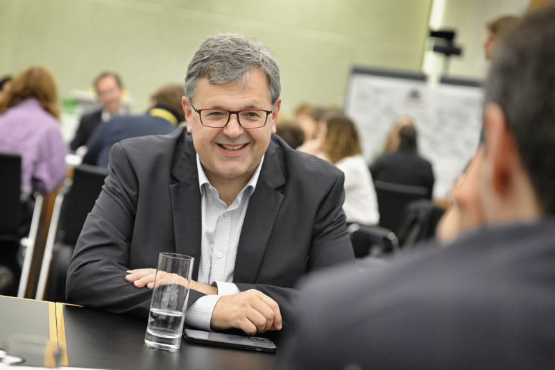 Nationalratsabgeordneter Gerhard Deimek (FPÖ) mit Veranstaltungsteilnehmer:innen