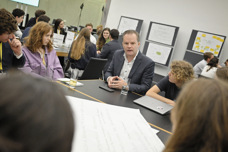 Nationalratsabgeordneter Walter Rauch (FPÖ) mit Veranstaltungsteilnehmer:innen