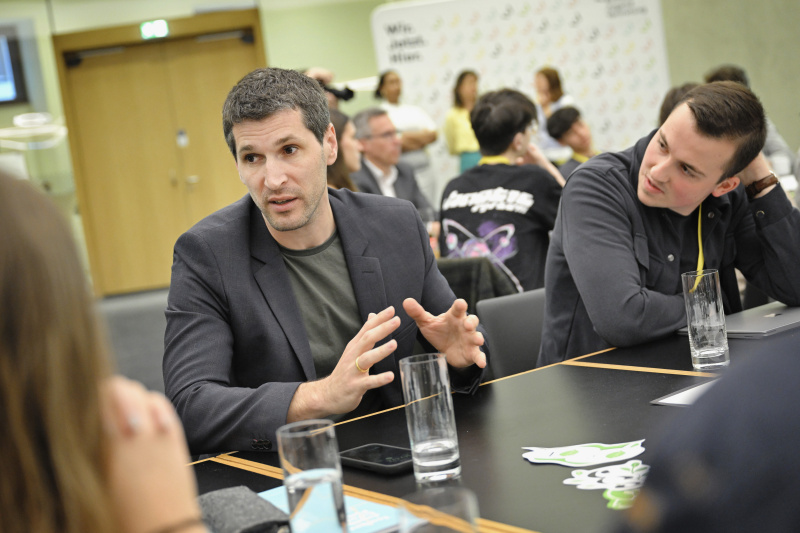 Nationalratsabgeordneter Lukas Hammer (GRÜNE)  mit Veranstaltungsteilnehmer:innen