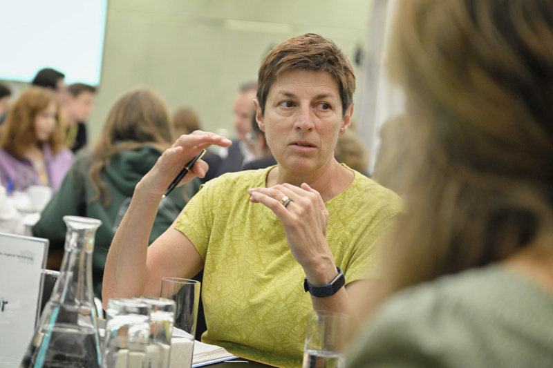 Nationalratsabgeordnete Astrid Rössler (GRÜNE) mit Veranstaltungsteilnehmer:innen