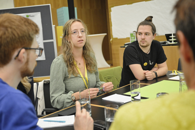 Blick Richtung Veranstaltungsteilnehmer:innen