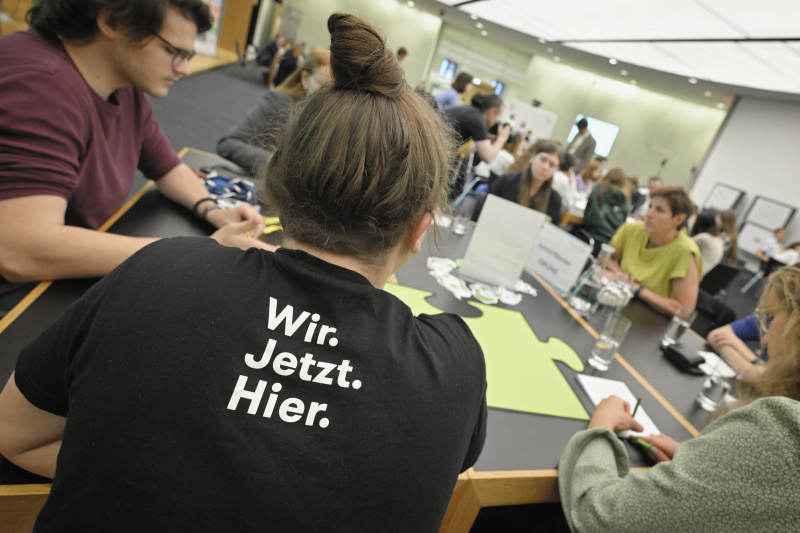 Blick Richtung Veranstaltungsteilnehmer:innen