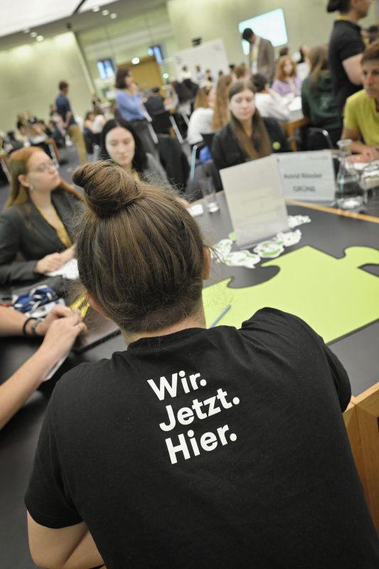 Blick Richtung Veranstaltungsteilnehmer:innen