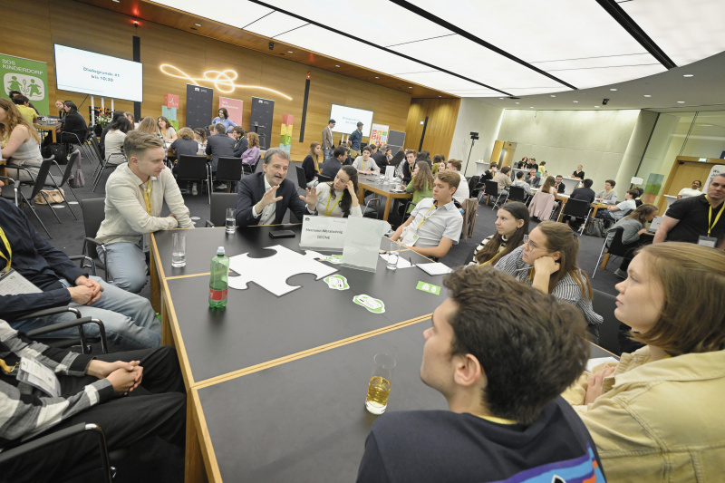 Blick Richtung Veranstaltungsteilnehmer:innen