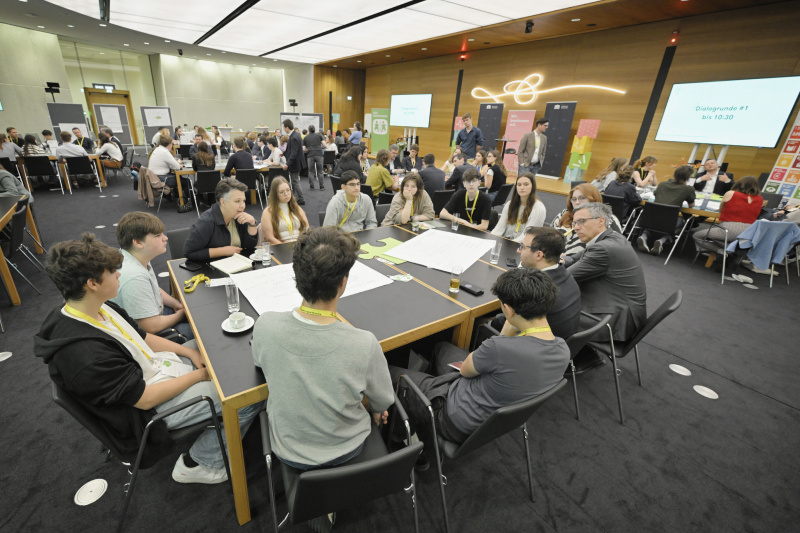 Blick Richtung Veranstaltungsteilnehmer:innen