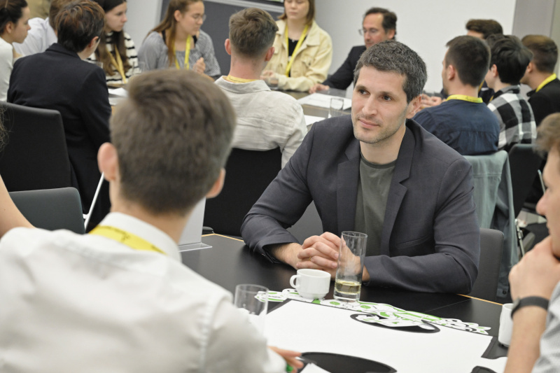 Nationalratsabgeordneter Lukas Hammer (GRÜNE)  mit Veranstaltungsteilnehmer:innen