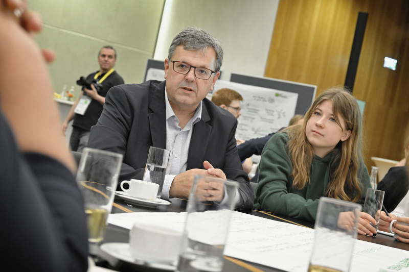 Nationalratsabgeordneter Gerhard Deimek (FPÖ) mit Veranstaltungsteilnehmer:innen