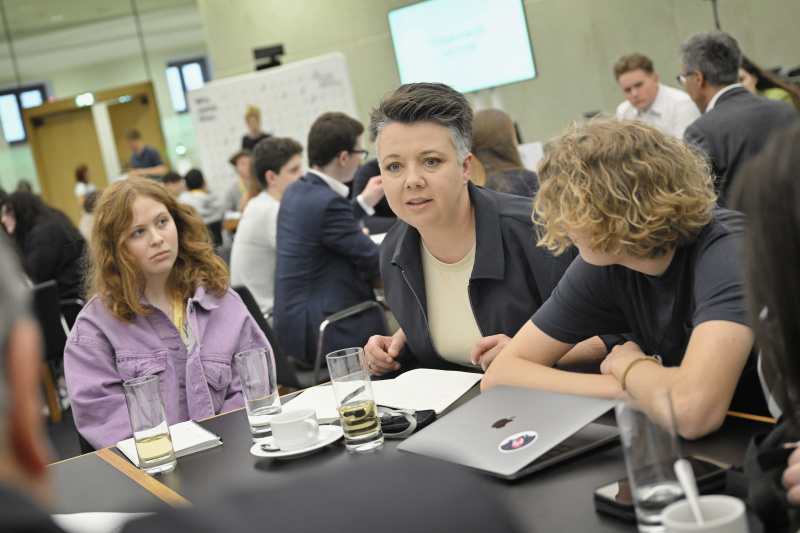 Nationalratsabgeordnete Olga Voglauer (GRÜNE) mit Veranstaltungsteilnehmer:innen