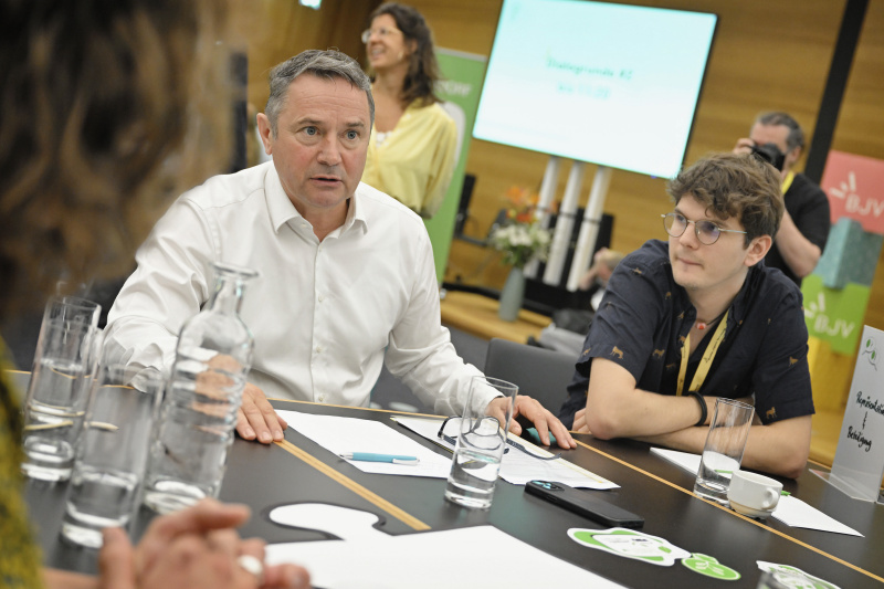 Nationalratsabgeordneter Norbert Sieber (ÖVP) mit Veranstaltungsteilnehmer:innen