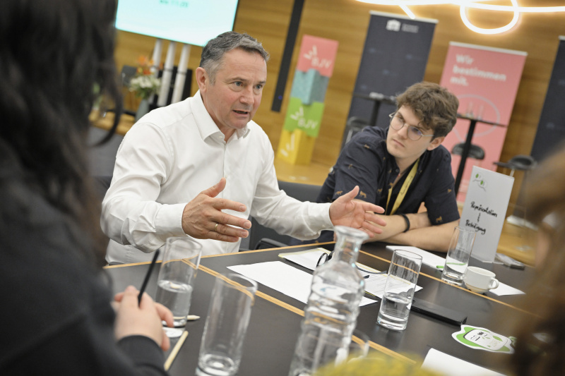 Nationalratsabgeordneter Norbert Sieber (ÖVP) mit Veranstaltungsteilnehmer:innen