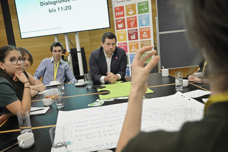 Nationalratsabgeordneter Michael Bernhard (NEOS) mit Veranstaltungsteilnehmer:innen