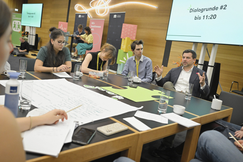 Nationalratsabgeordneter Michael Bernhard (NEOS) mit Veranstaltungsteilnehmer:innen