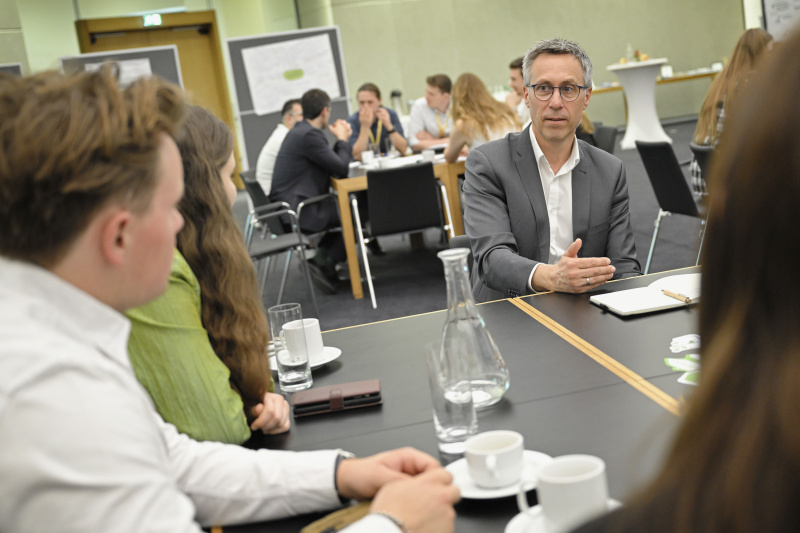 Nationalratsabgeordneter Georg Strasser (ÖVP) mit Veranstaltungsteilnehmer:innen