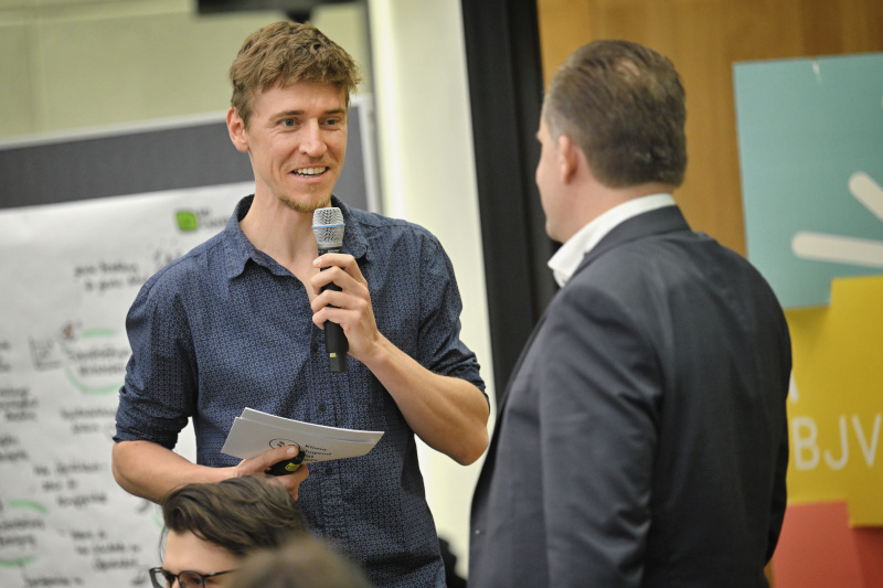 Blick Richtung Veranstaltungsteilnehmer:innen