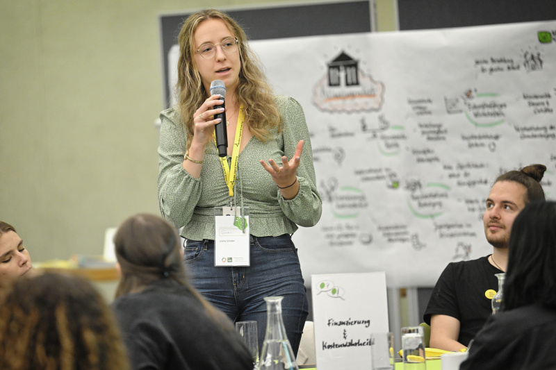 Blick Richtung Veranstaltungsteilnehmer:innen