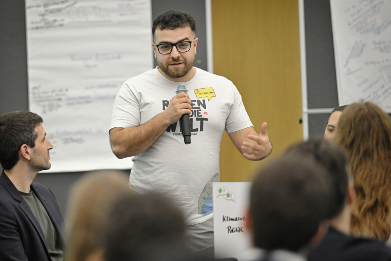 Blick Richtung Veranstaltungsteilnehmer:innen