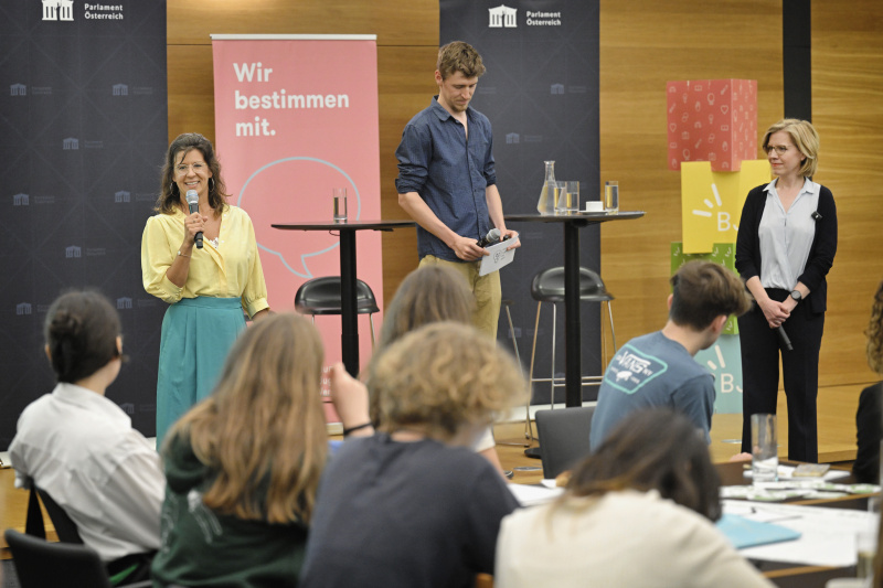 Blick Richtung Veranstaltungsteilnehmer:innen