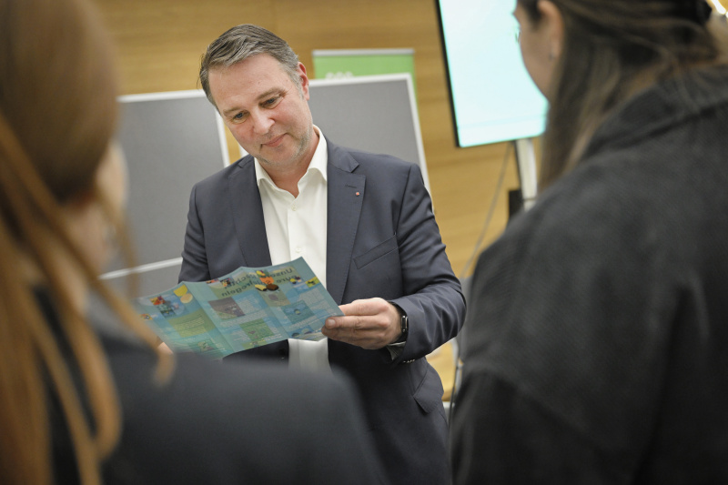 Bundesrat Andreas Babler (SPÖ) mit Veranstaltungsteilnehmer:innen