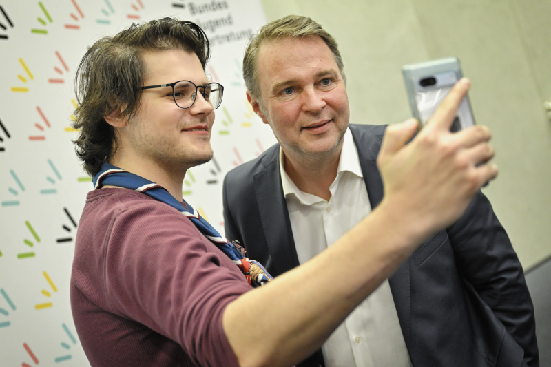 Bundesrat Andreas Babler (SPÖ) mit Veranstaltungsteilnehmer:innen