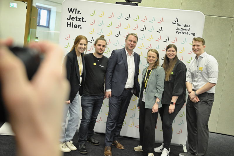 Bundesrat Andreas Babler (SPÖ) mit Veranstaltungsteilnehmer:innen