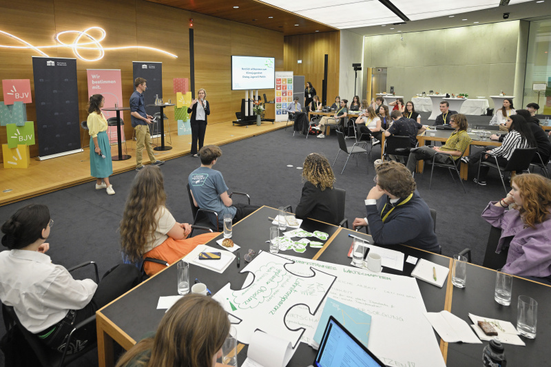 Klimaministerin Leonore Gewessler (GRÜNE), Blick Richtung Veranstaltungsteilnehmer:innen