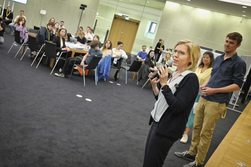Klimaministerin Leonore Gewessler (GRÜNE), Blick Richtung Veranstaltungsteilnehmer:innen