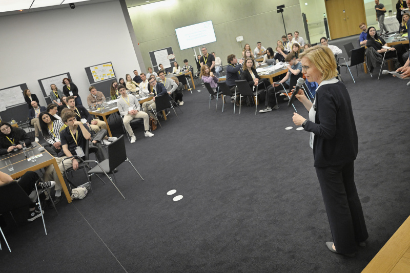 Klimaministerin Leonore Gewessler (GRÜNE), Blick Richtung Veranstaltungsteilnehmer:innen