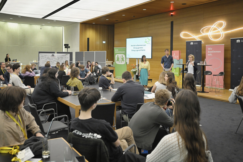 Klimaministerin Leonore Gewessler (GRÜNE), Blick Richtung Veranstaltungsteilnehmer:innen