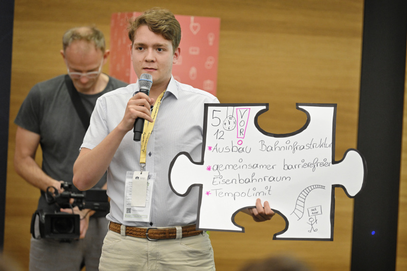 Präsentation der erarbeiteten Vorschläge. Blick Richtung Veranstaltungsteilnehmer:innen