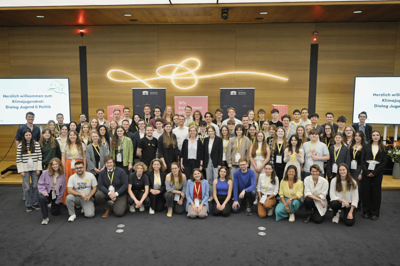 Gruppenfoto der Veranstaltungsteilnehmer:innen mit Klimaministerin Leonore Gewessler (GRÜNE)