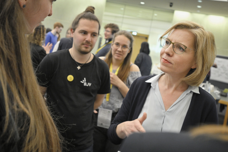 Klimaministerin Leonore Gewessler (GRÜNE) mit Veranstaltungsteilnehmer:innen