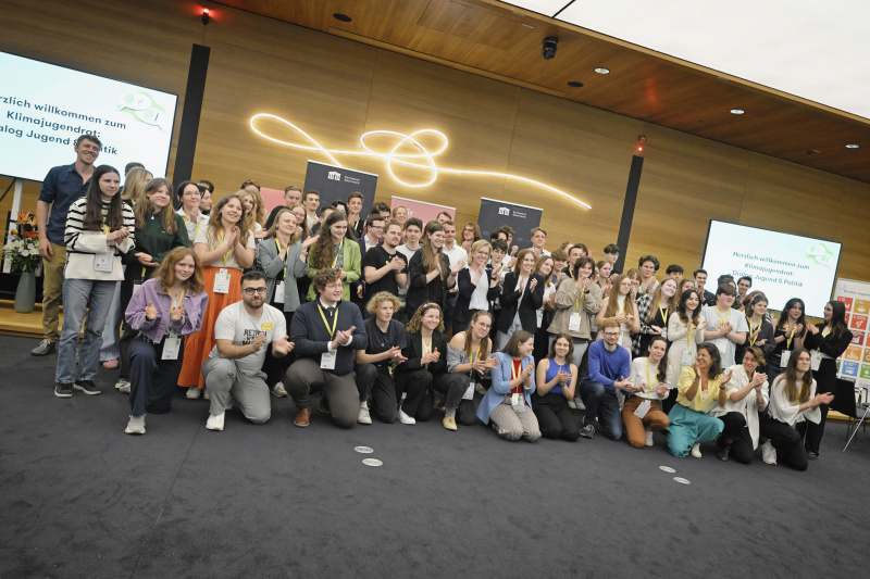 Gruppenfoto der Veranstaltungsteilnehmer:innen mit Klimaministerin Leonore Gewessler (GRÜNE)