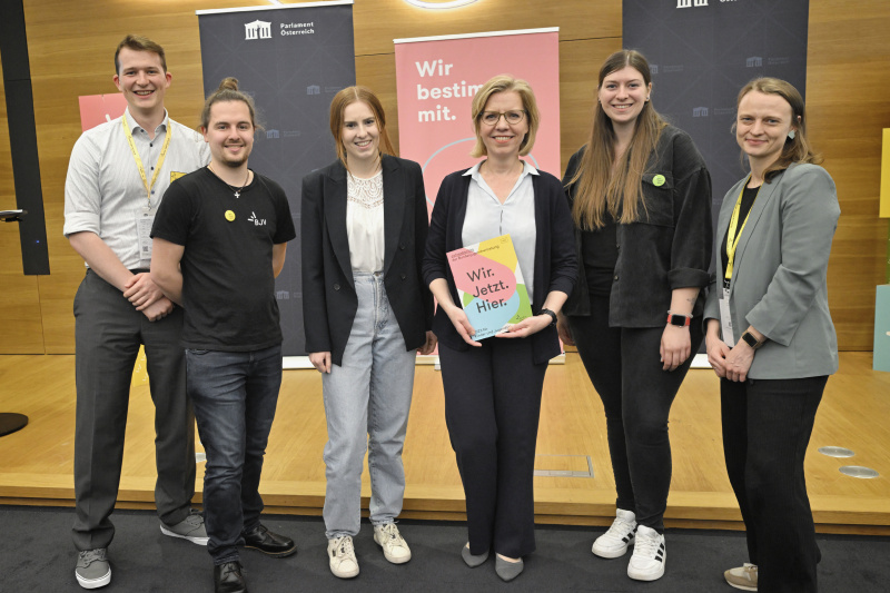 Klimaministerin Leonore Gewessler (GRÜNE) mit Veranstaltungsteilnehmer:innen