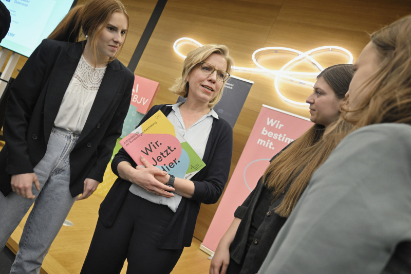 Klimaministerin Leonore Gewessler (GRÜNE) mit Veranstaltungsteilnehmer:innen