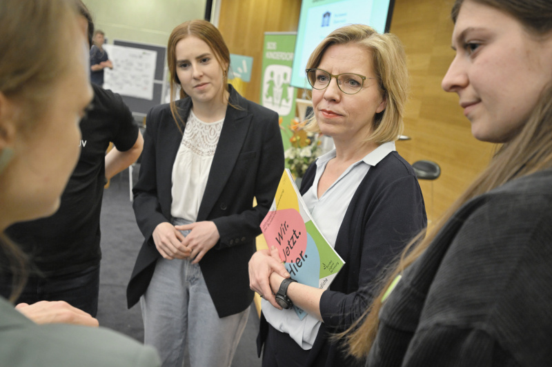 Klimaministerin Leonore Gewessler (GRÜNE) mit Veranstaltungsteilnehmer:innen